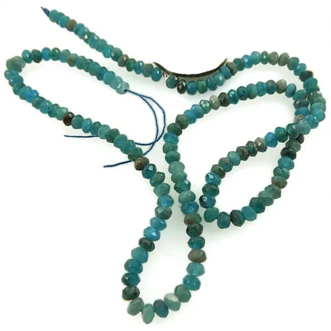 un filo di pietre apatite stondata sfaccettata 4x2 mm.