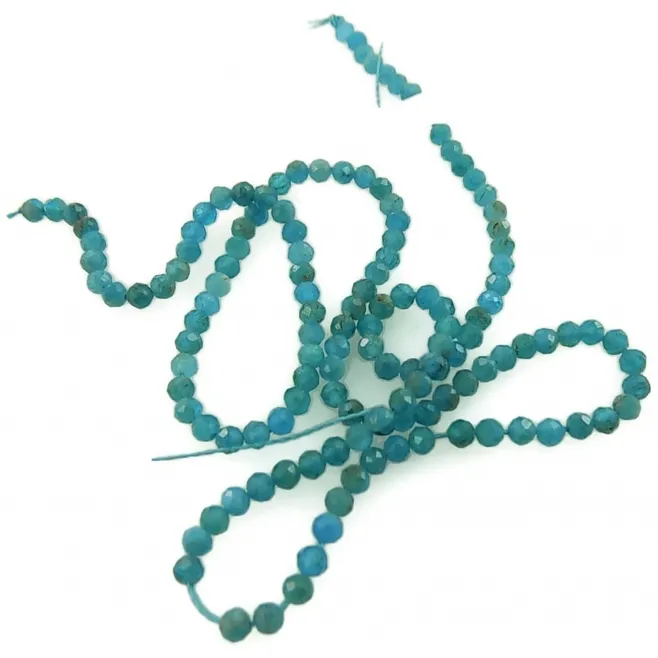 un filo di pietre apatite tonda sfaccettata diametro 3 mm.