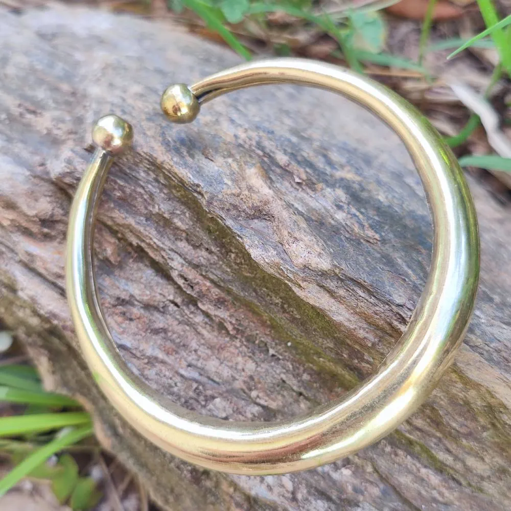 Bracciale rigido etnico in ottone Daruka