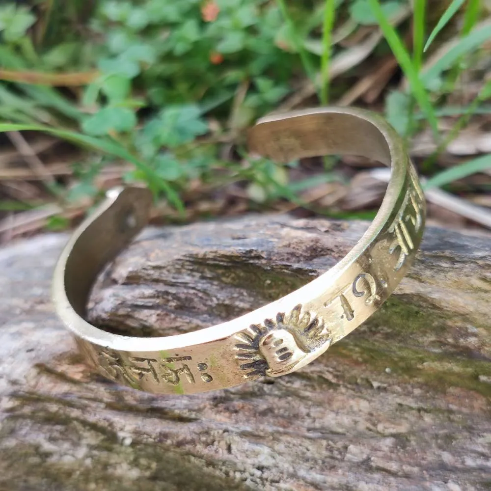 Bracciale rigido etnico in ottone OM NAMAH Śivāya