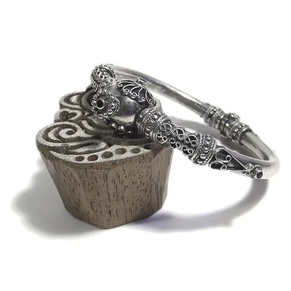 Bracciale etnico PRAVI in argento rigido con SPINELLO NERO