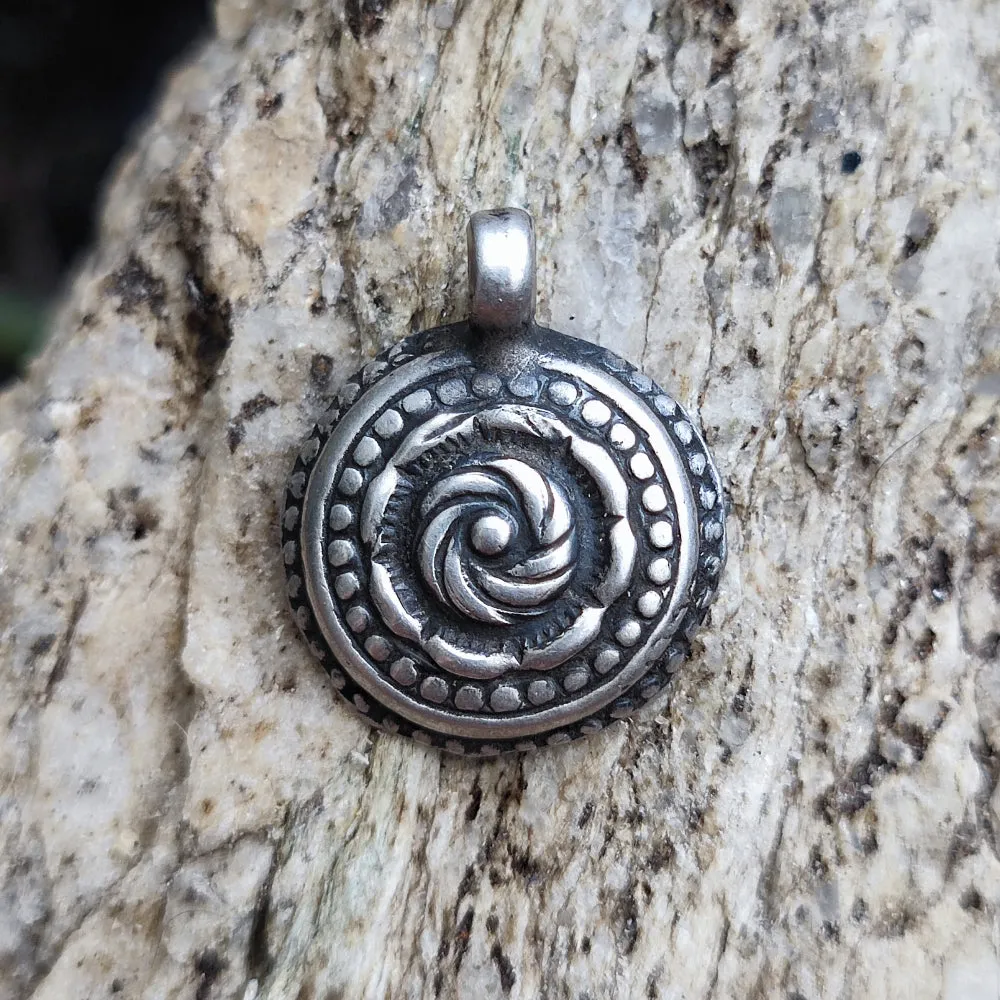 Antique Silver Pendant with Indian Decorations - DORANVALH