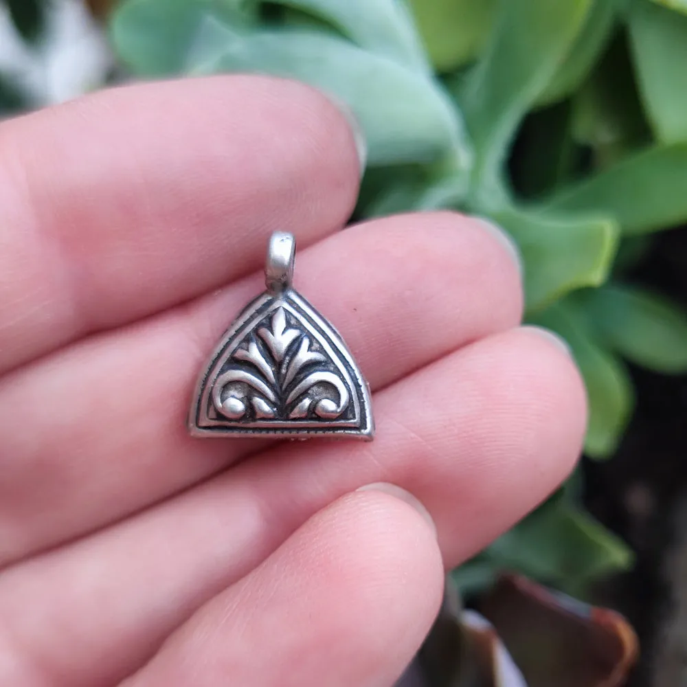 Antique Silver Pendant with Indian Decorations - KONDURU