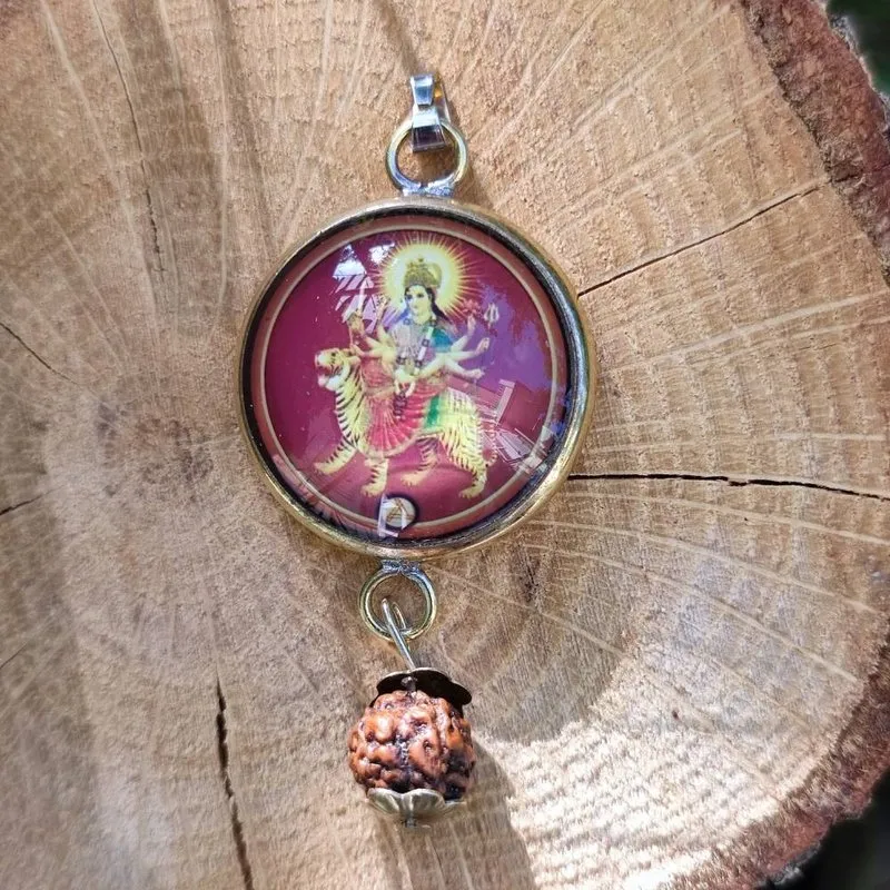 Ciondolo tradizionale indiano in ottone Durga sulla Tigre