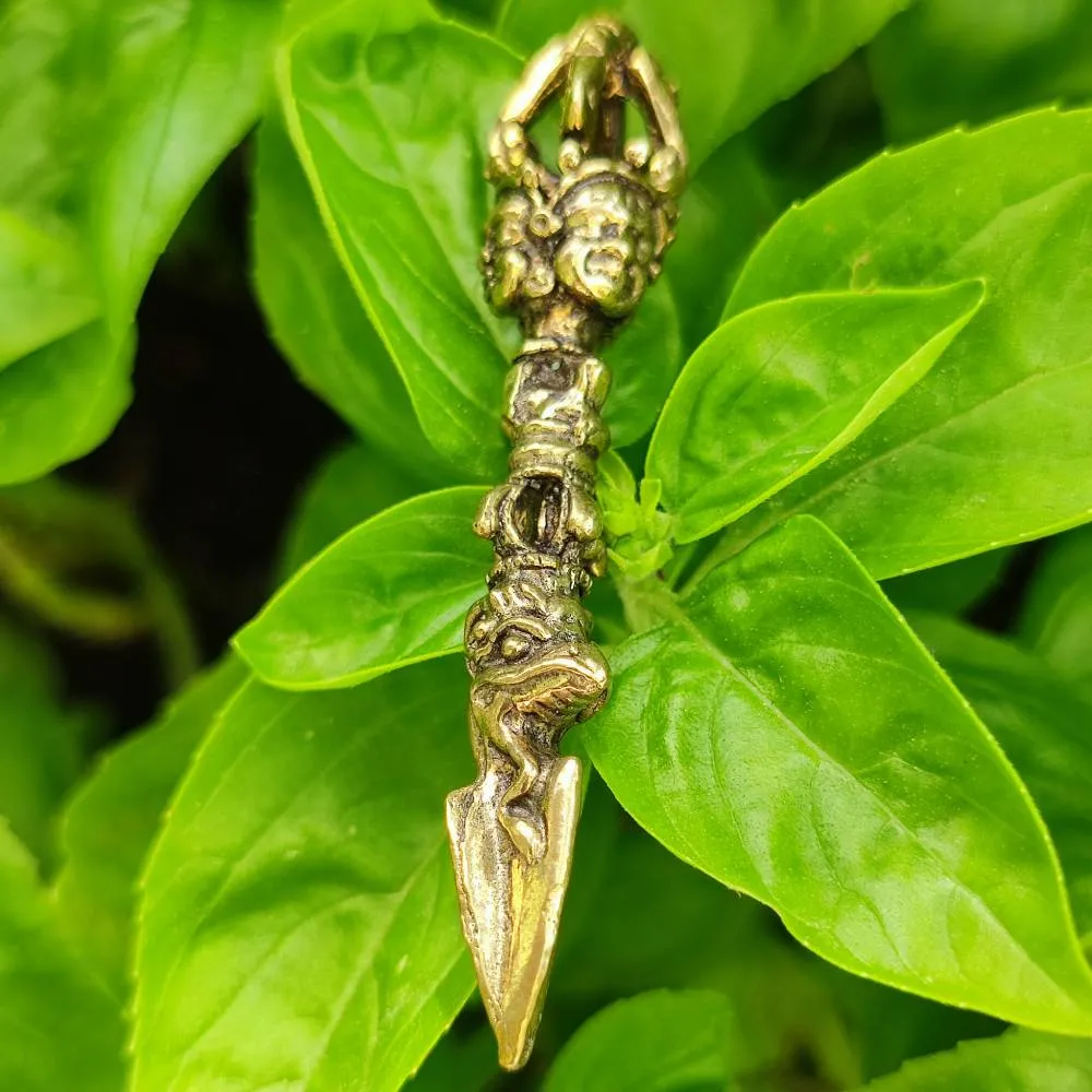 Ciondolo tibetano in ottone con Phurba