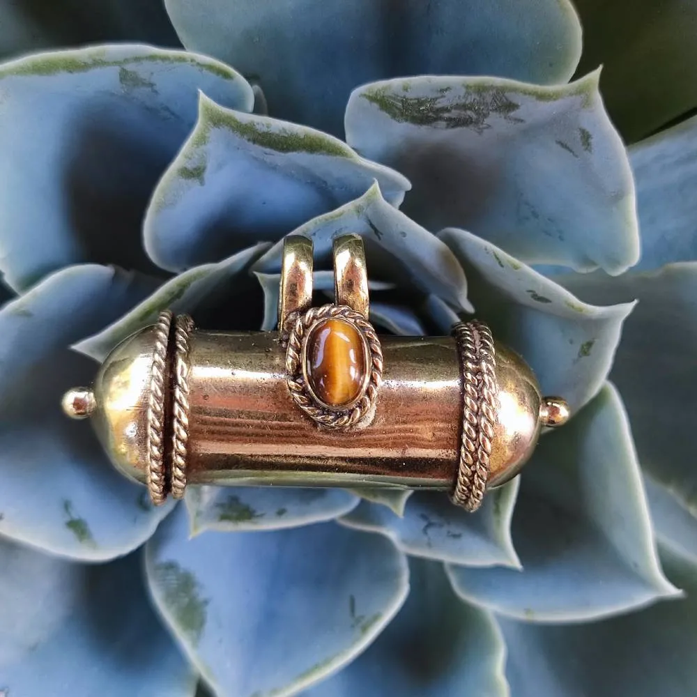 Ciondolo etnico in ottone con porta preghiere