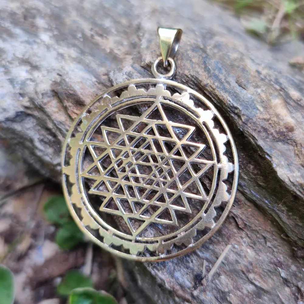 Ciondolo etnico in ottone Sri Yantra