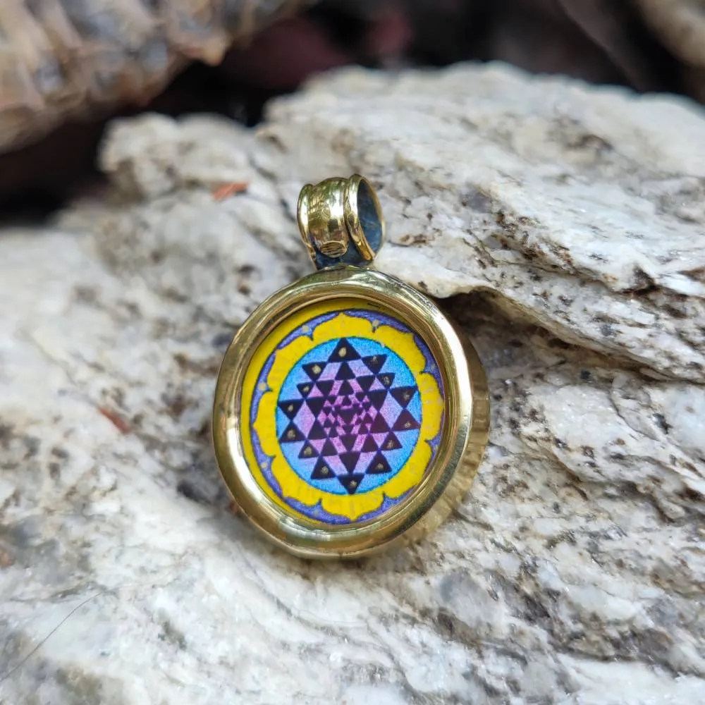 Ciondolo tradizionale indiano in ottone Yantra