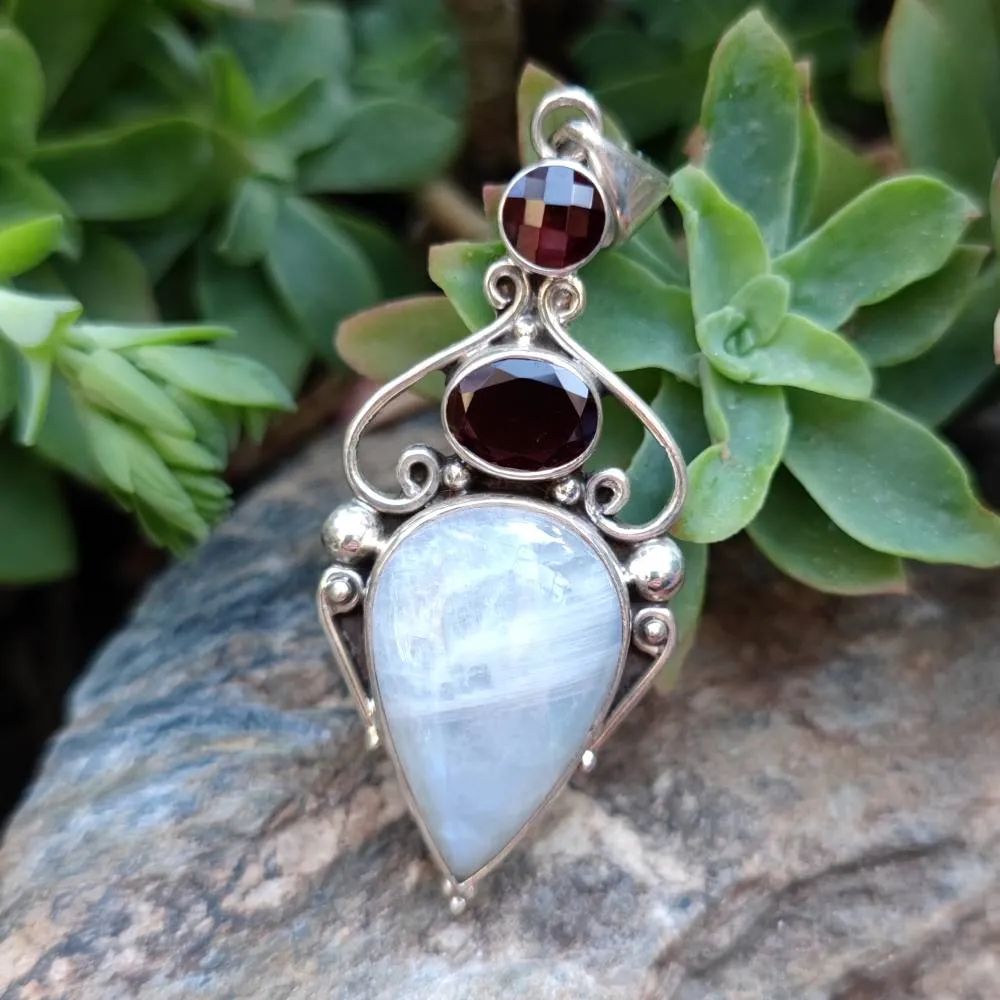 Ciondolo GAYATRI con pietra PIETRA DI LUNA e RADICE DI RUBINO  in argento 925 Ciondolo artigianale