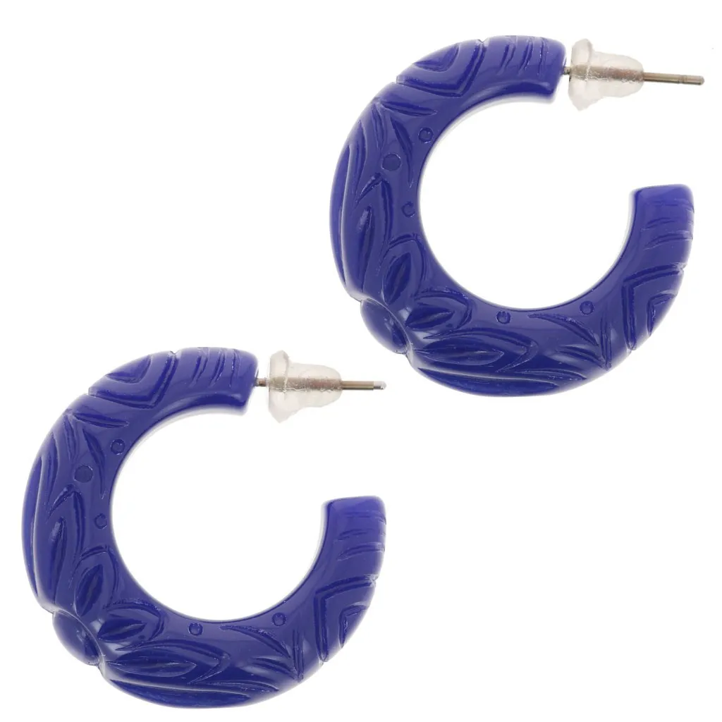Orecchini a cerchio largo in resina opaca 30 mm - fiore inciso - Blu scuro x2