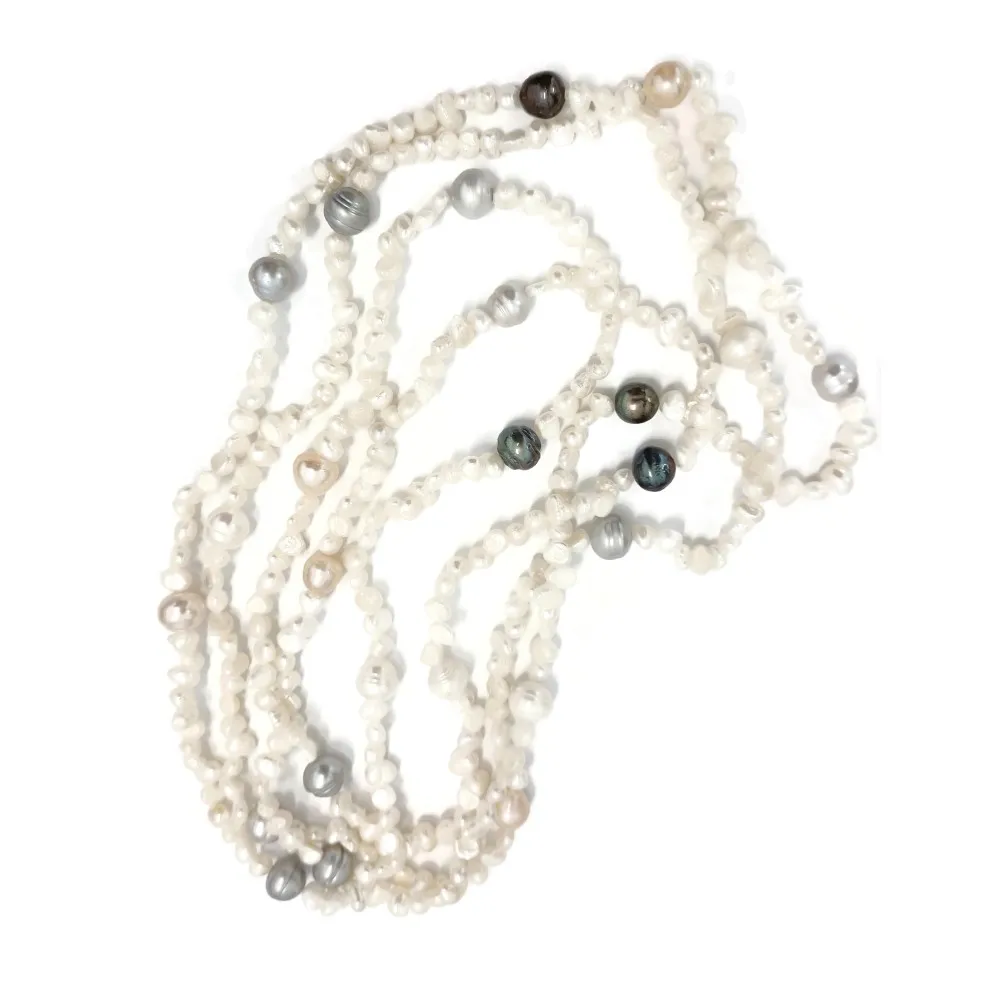 lunga collana di piccole perle bianche con perle grigio chiaro scuro e rosa