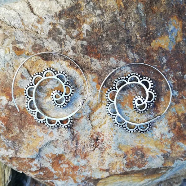 ORECCHINI etnici NIRA in ottone senza pietra | ORECCHINI etnici spirale | ilmondodiwit.com