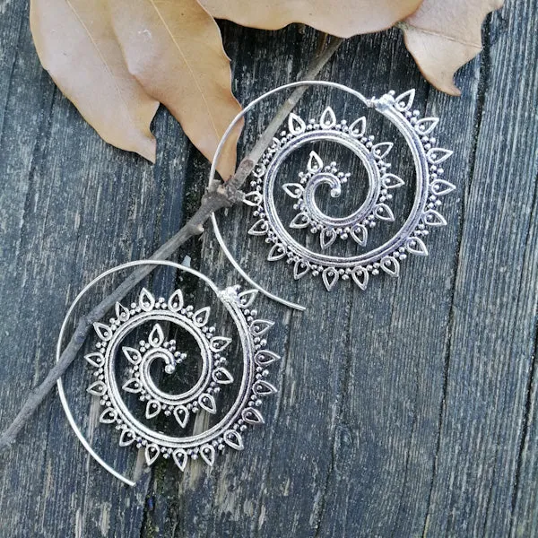 ORECCHINI etnici POOJA in ottone a spirale