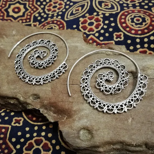 ORECCHINI etnici PRISHA in ottone a spirale