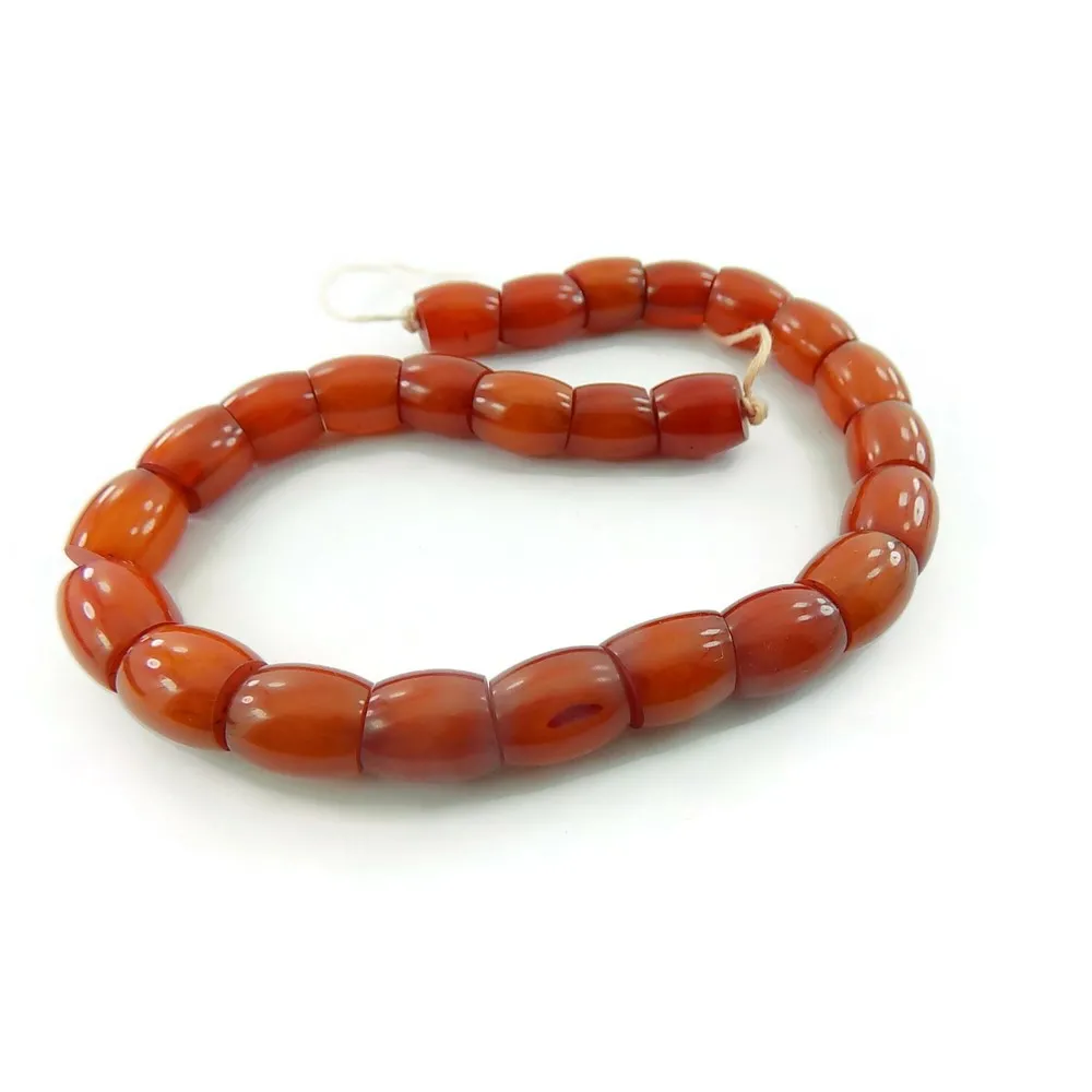 un filo di cilindri irregolari in resina colore ambrato