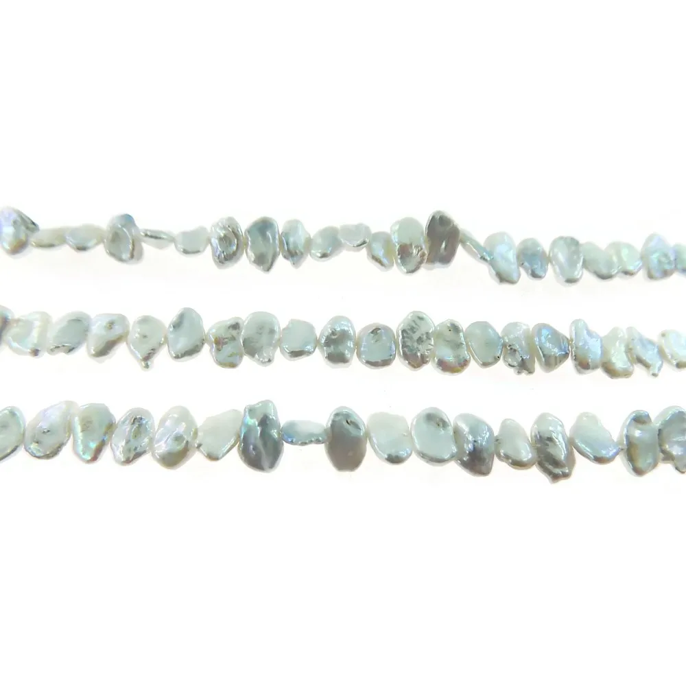 un filo di piccole perle Biwa bianco/grigio